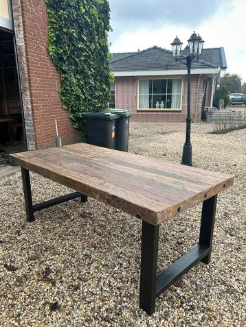 Teaktafel oud hout beschikbaar voor biedingen
