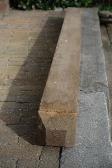 ongebruikte vuren houten paal met punt beschikbaar voor biedingen