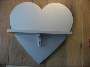 nieuw houten hartvormig zilverkleurig wandbord met plankje beschikbaar voor biedingen