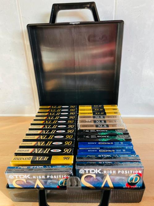 Cassette bandjes in een koffertje, Cd's en Dvd's, Cassettebandjes, Nieuw in verpakking, Onbespeeld, Overige genres, 2 t/m 25 bandjes