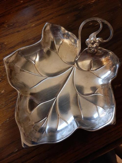 🍬Vintage WMF bonbonierre wijnblad uit 1935-1945🏷️€47,50-, Antiek en Kunst, Curiosa en Brocante, Ophalen of Verzenden