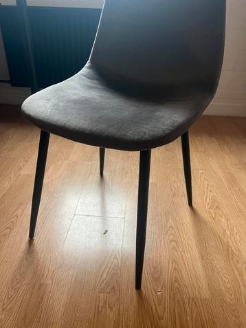 Grijze suede stoel beschikbaar voor biedingen