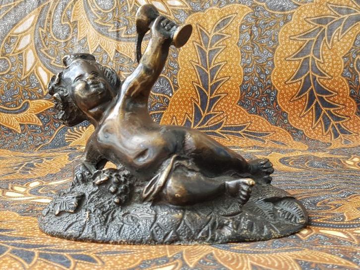 Mooi zwaar antiek brons beeldje uit Engeland van een putti., Antiek en Kunst, Antiek | Koper en Brons, Brons, Ophalen of Verzenden