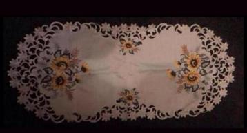 Mooie Tafel Loper Kleedje met Bloemen beschikbaar voor biedingen