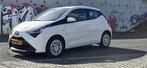 Toyota Aygo | Facelift | Navi | Camera | 19.XXX km |1e Eig|, Voorwielaandrijving, Zwart, 4 stoelen, Wit