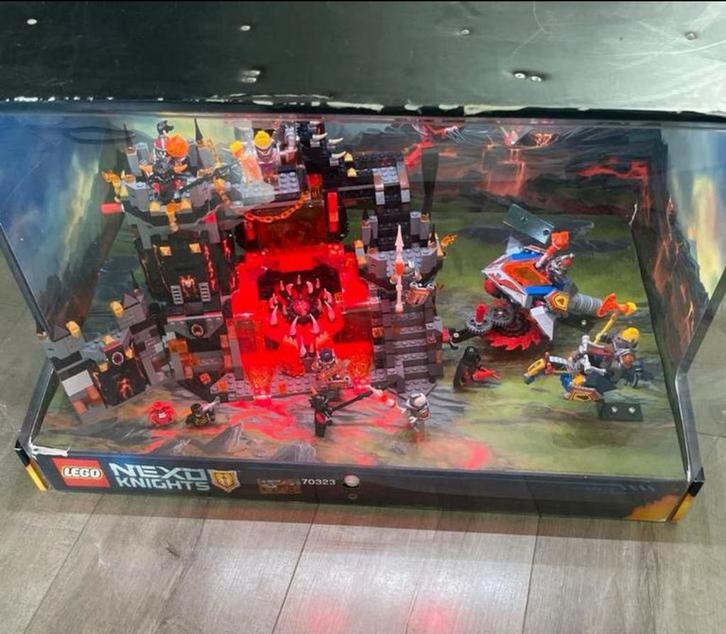 LEGO Nexo Knights Jestro's vulkaanbasis 70323 display, Kinderen en Baby's, Speelgoed | Duplo en Lego, Zo goed als nieuw, Lego