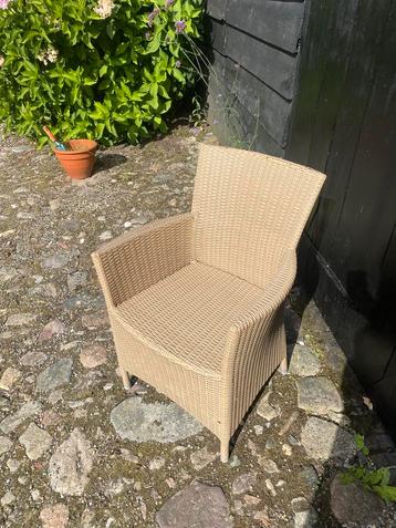 Gratis- 6 tuinstoelen plastic Riet beschikbaar voor biedingen