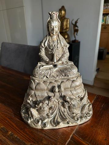 Grote verzilverde bronzen Quận Yin op lotustroon met draken beschikbaar voor biedingen