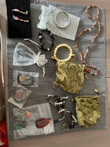Verschillende glasdiamantjes en edelsteen sieraden beschikbaar voor biedingen