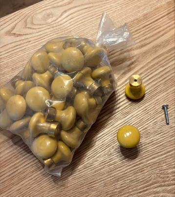 Zacht gele meubelknoppen met messing detail – nieuw beschikbaar voor biedingen