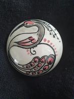 Handgeschilderde keramieken broche, Sieraden, Tassen en Uiterlijk, Broches, Ophalen of Verzenden, Gebruikt, 4 tot 7 cm, Overige materialen