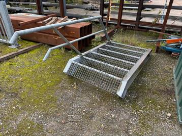 Verzinkte staaltrap – 120 cm hoog – industriële kwaliteit beschikbaar voor biedingen