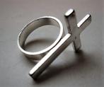 Kruisring, ring met kruis, zilverkleurig metaal (8043), Ophalen, Zo goed als nieuw, Sieraad