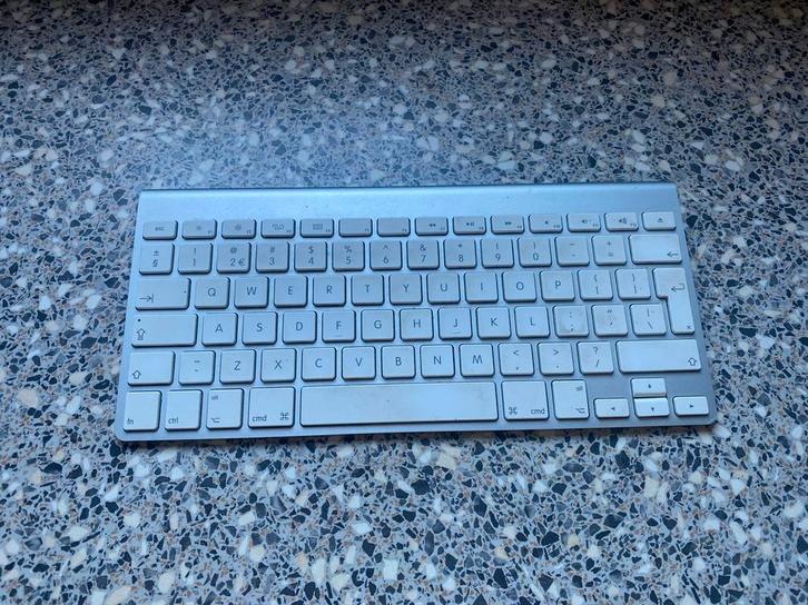 Apple draadloos toetsenbord A1314 Bluetooth zonder batterij, Computers en Software, Toetsenborden, Gebruikt, Qwerty, Draadloos