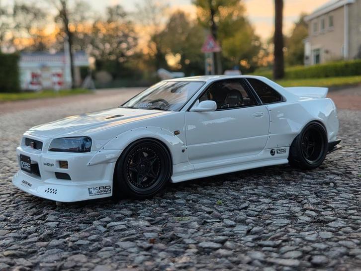 NISSAN SKYLINE GT-R BY KRC PEARL WHITE QX1 -1:18 Ottomobile, Hobby en Vrije tijd, Modelauto's | 1:18, Nieuw, Auto, OttOMobile