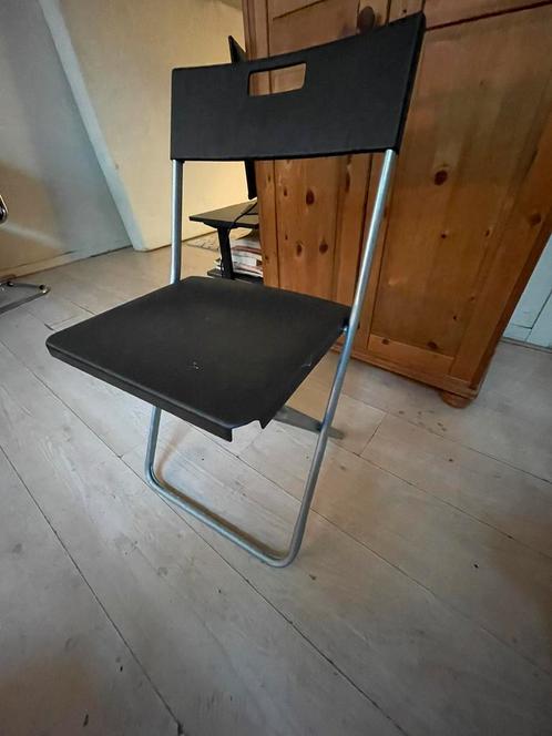 Handige Zwarte Inklapstoel: zit lekker, in goede staat!, Huis en Inrichting, Barkrukken, Zo goed als nieuw, 1 kruk, Ophalen of Verzenden