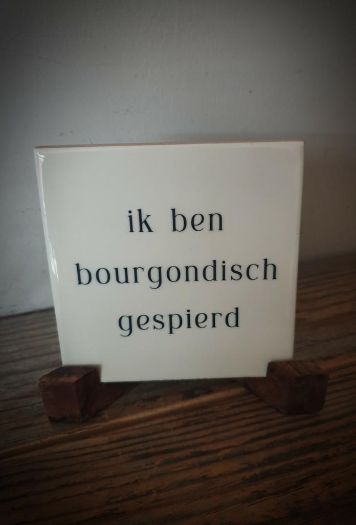 Tekst tegel "Bourgondisch gespierd" teksttegel met spreuk, Huis en Inrichting, Woonaccessoires | Tekstborden en Spreuken, Nieuw