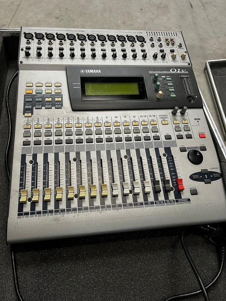 Yamaha  mengtafel 01V met flightcase, Muziek en Instrumenten, Mengpanelen, Zo goed als nieuw, Ophalen
