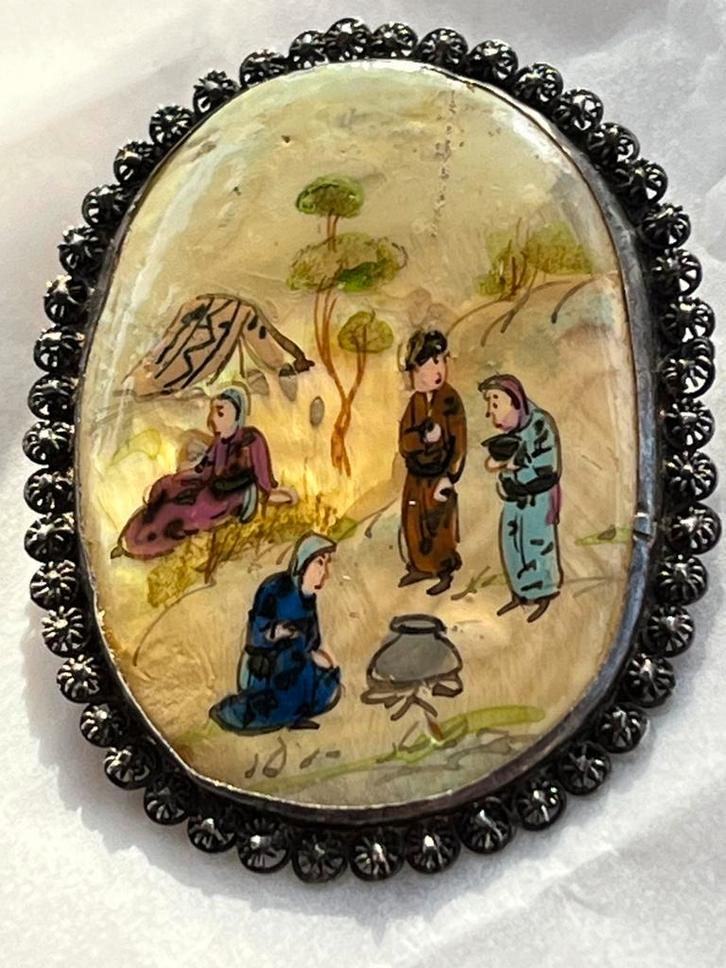 Oude perzische broche op parelmoer in een zilveren montuur, Sieraden, Tassen en Uiterlijk, Broches, Gebruikt, Zilver, Verzenden