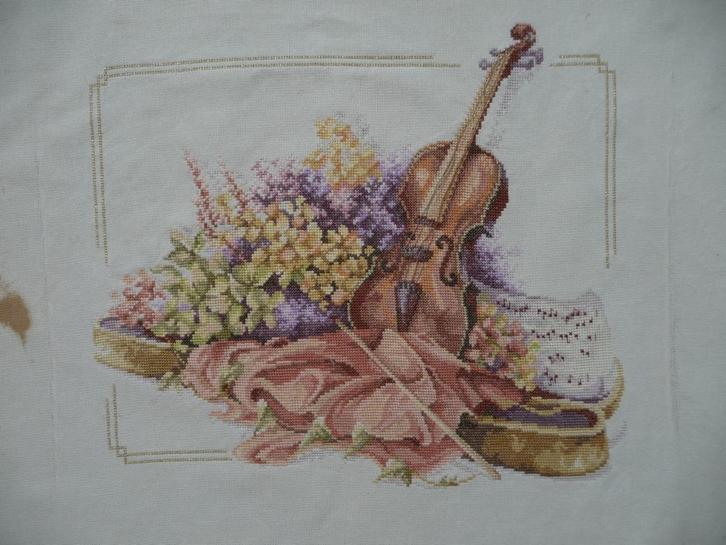Borduurwerk "Viool en bloemen", Hobby en Vrije tijd, Borduren en Borduurmachines, Gebruikt, Onderdeel of Toebehoren, Handborduren