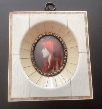 Miniatuurportretje van Fabiola op natuurlijk beenmateriaal. beschikbaar voor biedingen