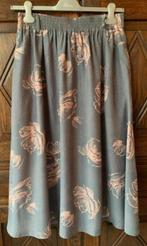 Grijze langere rok met roze bloemen en stippen; 42, Maat 42/44 (L), Ophalen of Verzenden, Zo goed als nieuw, Grijs