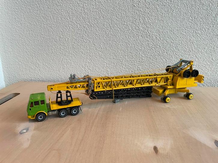 Siku mercedes vrachtwagen (4210) + bouwkraan (4112), Hobby en Vrije tijd, Modelauto's | 1:50, Gebruikt, Bus of Vrachtwagen, SIKU