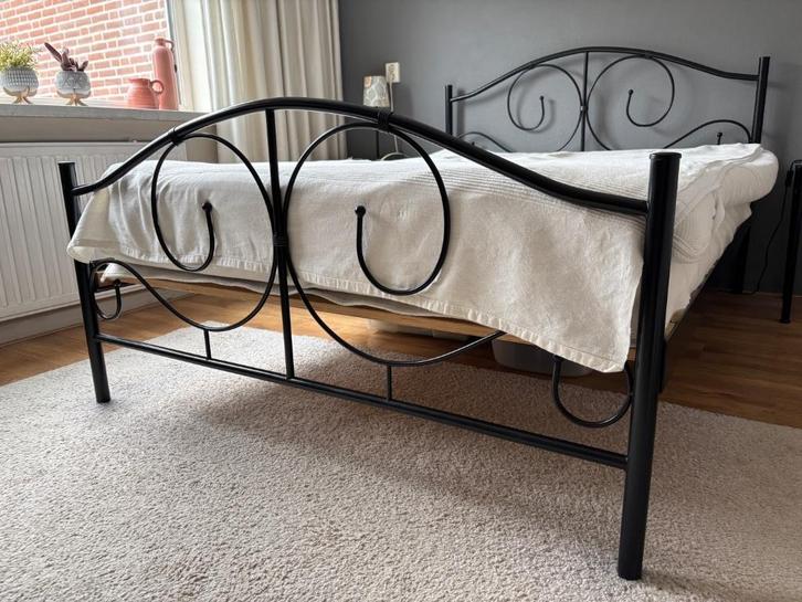 Bedframe romantisch, twijfelaar 140x200, Huis en Inrichting, Slaapkamer | Bedden, Gebruikt, Twijfelaar, 140 cm, 200 cm, Metaal