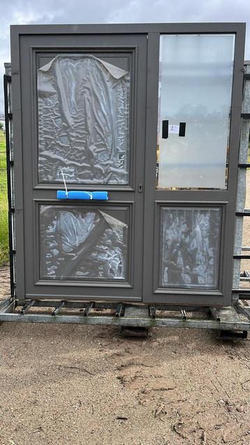 (1) Nieuwe kunststof voordeur met zijlicht incl glas beschikbaar voor biedingen
