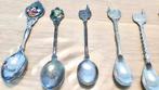 7 OUDE VERZILVERDE THEELEPELTJES VAN PLAATSEN EN STEDEN, Gebruikt, Verzilverd, Ophalen of Verzenden, Metaal