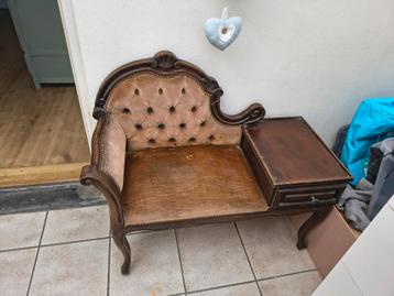 antiek telefoonbankje beschikbaar voor biedingen