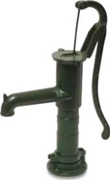 Groene oude waterpomp beschikbaar voor biedingen