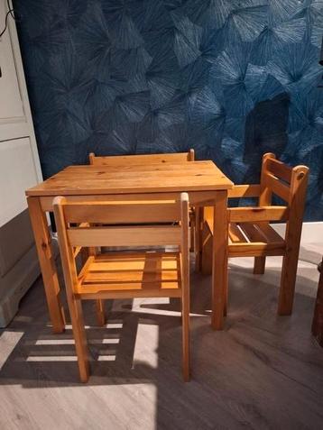 Setje kinderbankje met twee stoeltjes en tafel beschikbaar voor biedingen