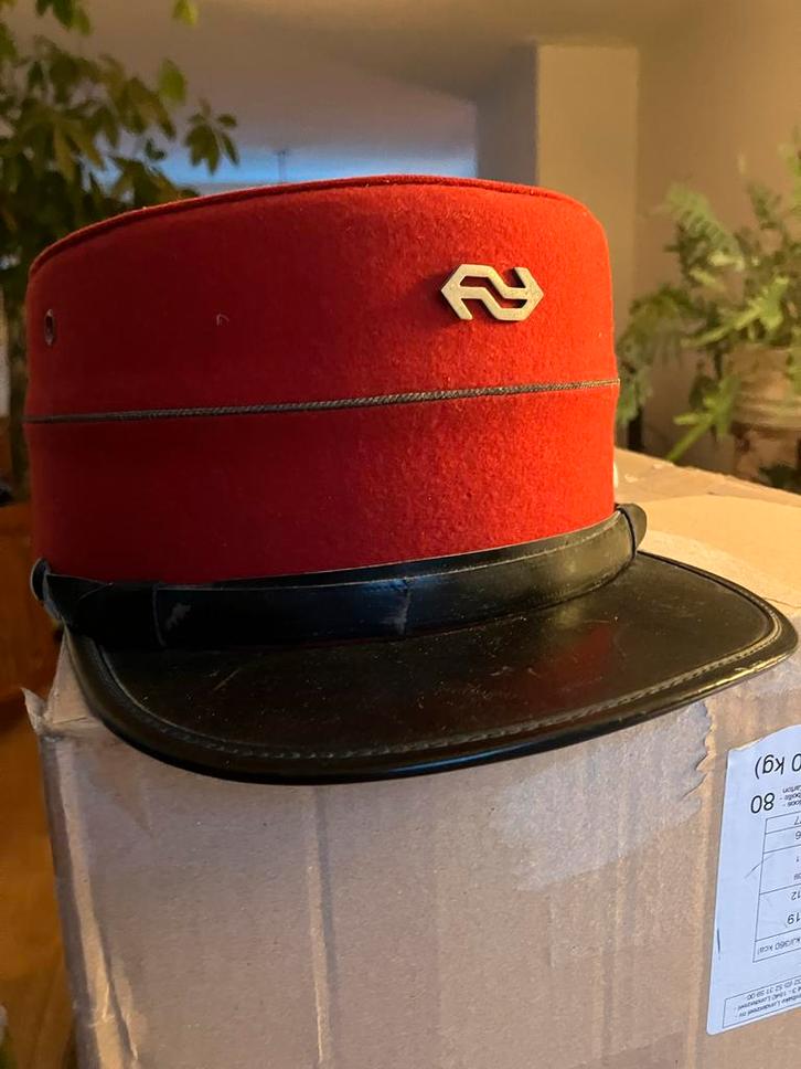 Originele NS Conducteurspet - Rood - Maat 55, Verzamelen, Spoorwegen en Tramwegen, Gebruikt, Trein, Overige typen, Ophalen of Verzenden