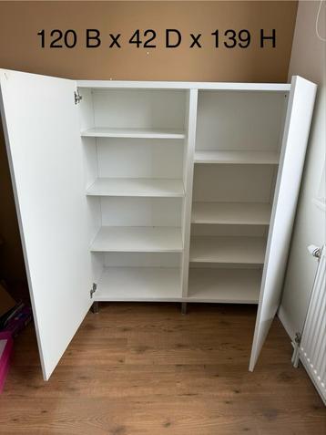 Witte Hoogglans Kast met Deuren beschikbaar voor biedingen