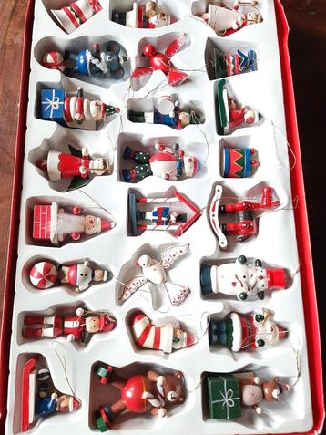 Doos met 24 houten kerstfiguurtjes beschikbaar voor biedingen