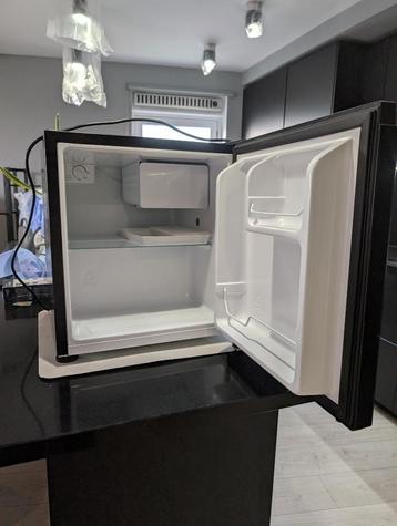 SEVERIN Small refrigerator + freezer KB 8879 / Mini koelkast beschikbaar voor biedingen