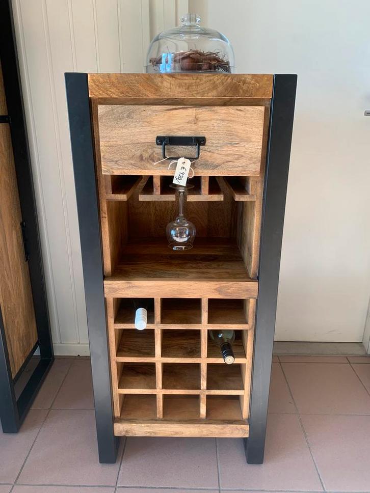 Mango houten wijnkast afgewerkt met zwart ijzer NIEUW, Huis en Inrichting, Kasten | Overige, Nieuw, Ophalen