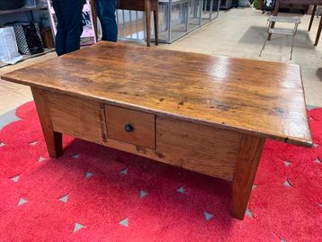 Houten salontafel beschikbaar voor biedingen