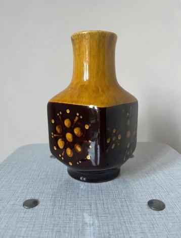 Okergeel/bruine vintage vaas, 9x16,5cm. West Germany retro beschikbaar voor biedingen