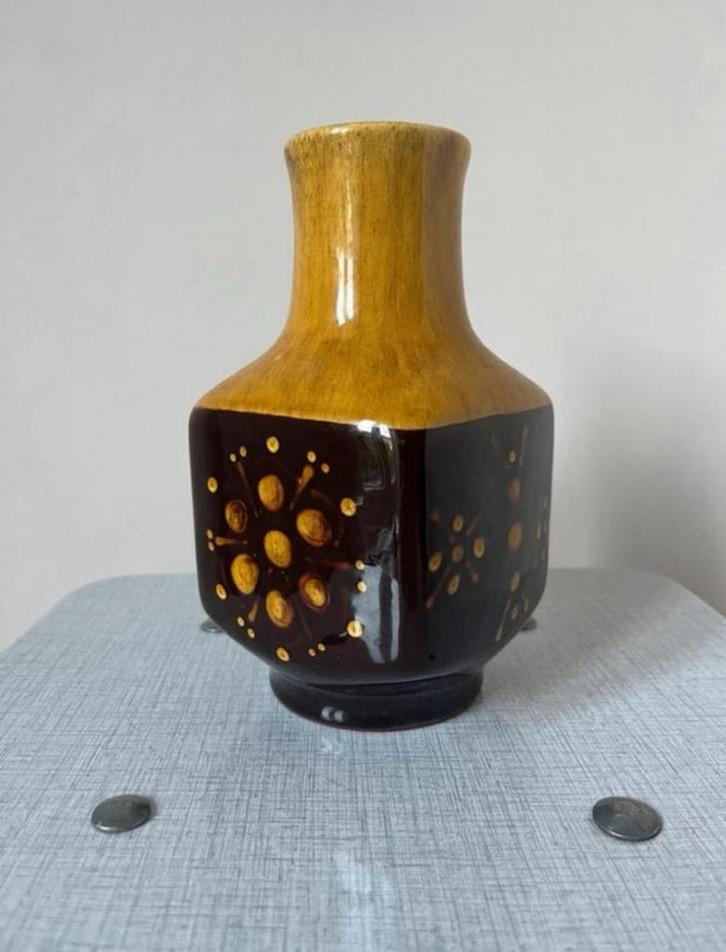 Okergeel/bruine vintage vaas, 9x16,5cm. West Germany retro, Huis en Inrichting, Woonaccessoires | Vazen, Gebruikt, Geel, Minder dan 50 cm