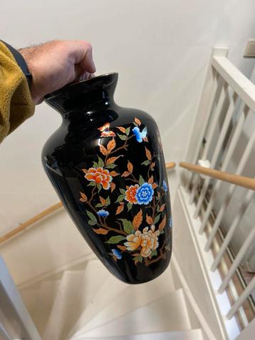 Zwarte vaas met bloemmotief beschikbaar voor biedingen