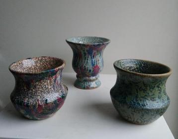 Drie kleine keramiek potjes met glazuur afgewerkt beschikbaar voor biedingen