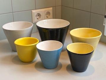 Vintage bloempotten beschikbaar voor biedingen