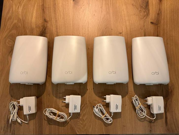 Netgear Orbi RBR50v2 + 3 v2 Satellieten + Wandhouders, Computers en Software, Routers en Modems, Gebruikt, Router, Ophalen