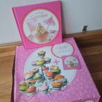 Cupcake houder + receptenboek, Hobby en Vrije tijd, Taarten en Cupcakes maken, Ophalen of Verzenden, Zo goed als nieuw