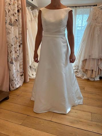 Elegante chique satijnen trouwjurk hoge boothals maat 38 40  beschikbaar voor biedingen