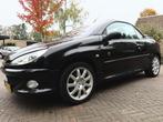 Peugeot 206 1.6 16V CC 2006 Roland Garros Zwart 97800km, Auto's, Voorwielaandrijving, 4 cilinders, Cabriolet, 4 stoelen