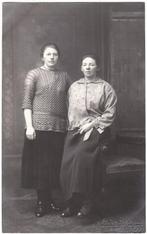 Foto - Twee Vrouwen Mooie Kleding - Atelier Prinses Gouda, Gebruikt, Foto, Ophalen of Verzenden, Voor 1940
