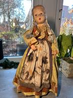 Antieke pop met traditionele kleding 53 cn op standaard, Ophalen of Verzenden